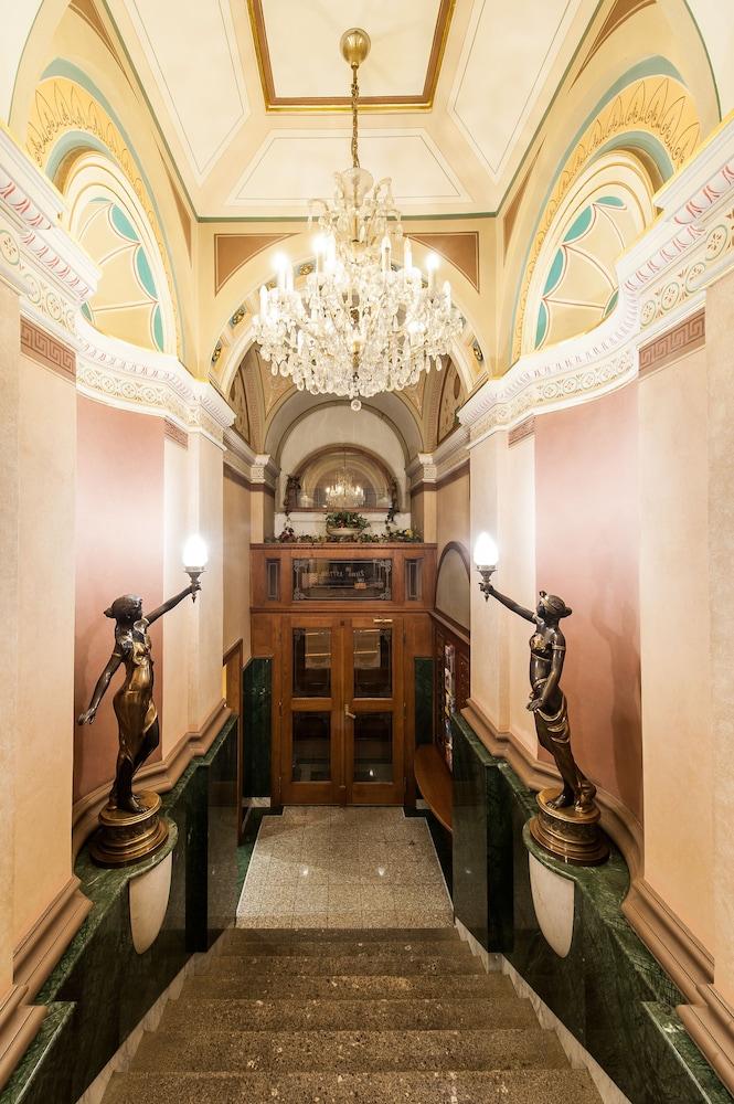 Bohemia Plaza Hotel 4*
